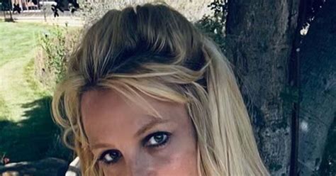 Britney Spears Poses Topless in Daisy Dukes Amid。